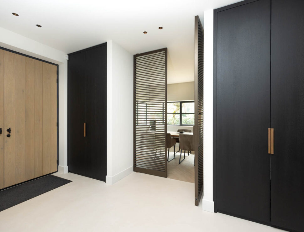 Luxe Anodic Brown stalen taatsdeuren met lamellen en glas, perfect passend in een eigentijds interieur.